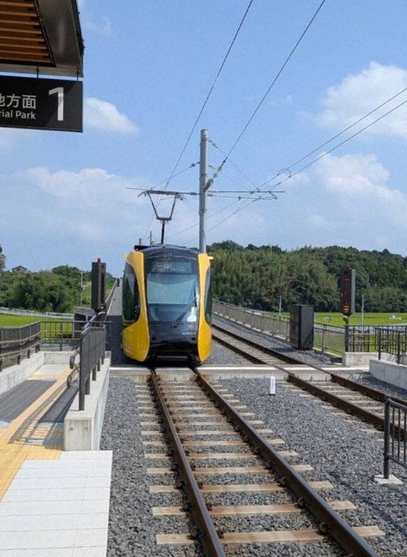 LRTは飛山城史跡（国指定史跡）などの観光地もつなぐ＝宇都宮市竹下町の飛山城跡停留場で2025年8月16日午後1時44分、村田拓也撮影