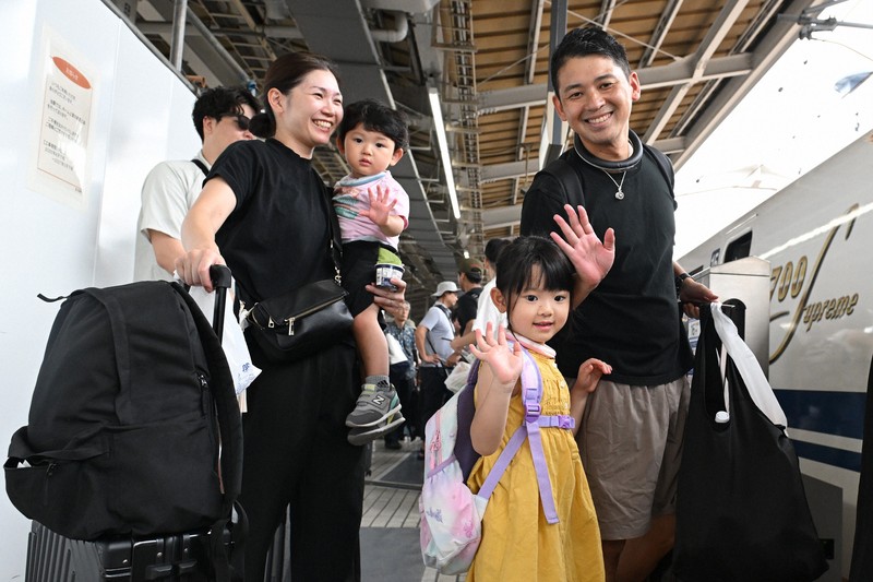 お盆休みが始まり、移動のために新幹線に乗り込む家族連れ＝JR新大阪駅で2025年8月9日午前9時23分、大西岳彦撮影