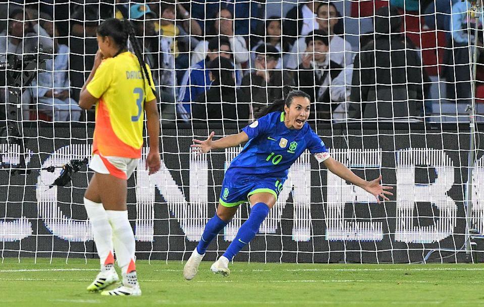 La brasileña Marta celebra uno de sus goles en la final ante Colombia.