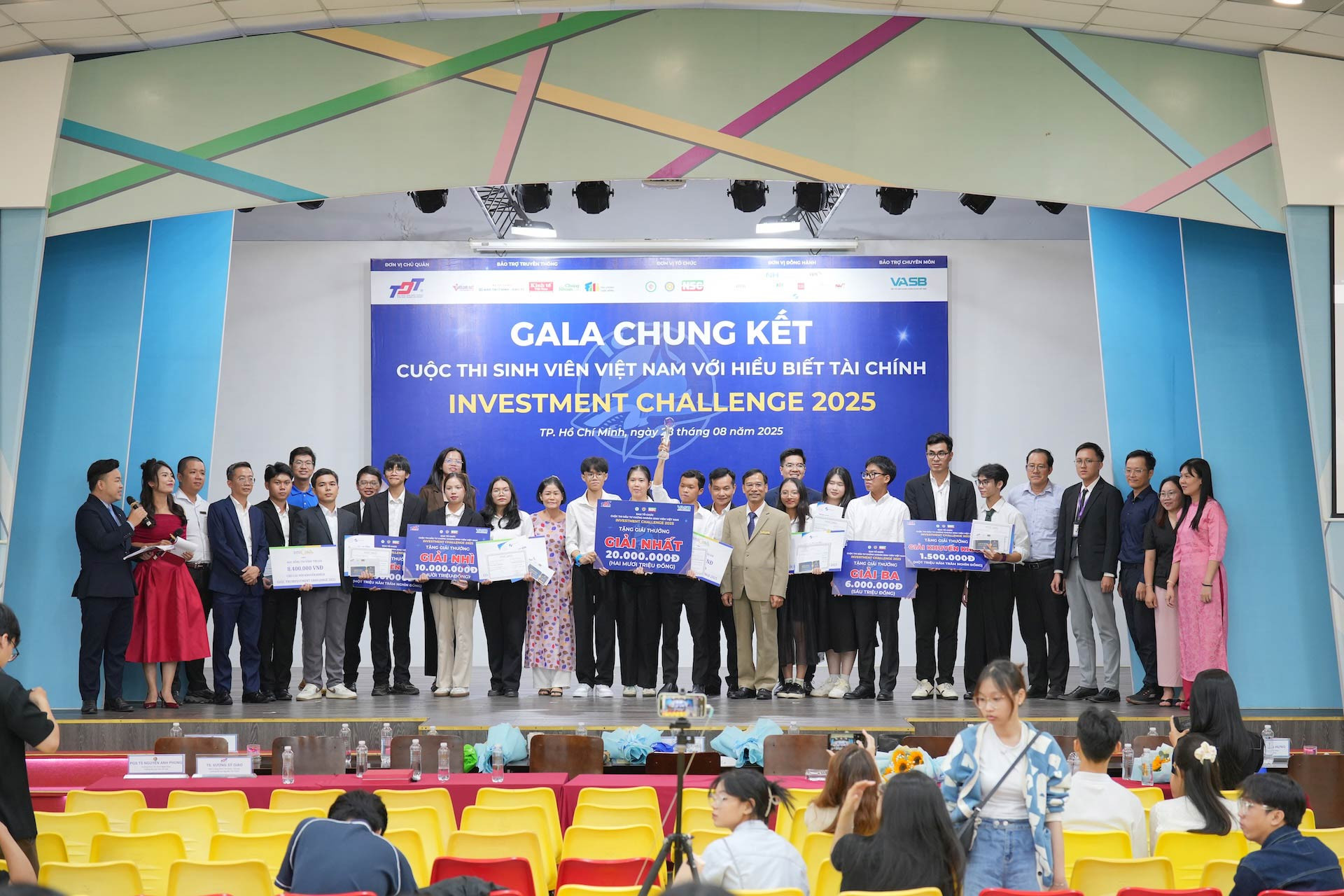 Sinh viên được cấp tiền thật để đầu tư chứng khoán