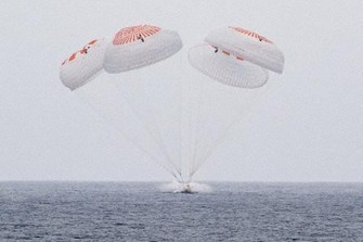 米カリフォルニア州沖の海面に着水した、大西卓哉飛行士ら搭乗の宇宙船クルードラゴン＝9日（NASA提供・共同）