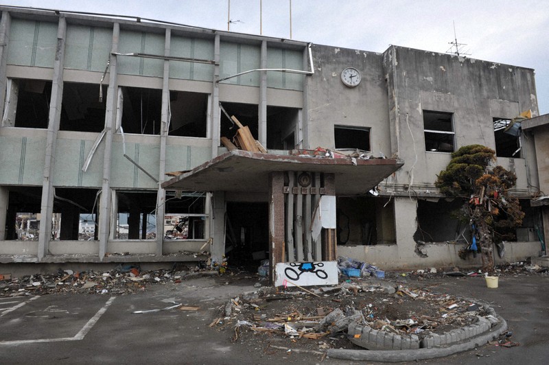 津波の直撃を受けた震災当時の大槌町役場。役場前に災害対策本部が設置され、当時の町長らが津波の直撃を受けた。2019年に解体された＝岩手県大槌町で2011年4月27日午前11時35分、三浦博之撮影