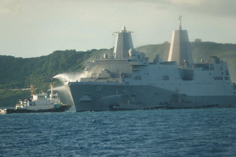 米艦船から出火　海自が消火活動　沖縄・うるま市のホワイトビーチ沖
