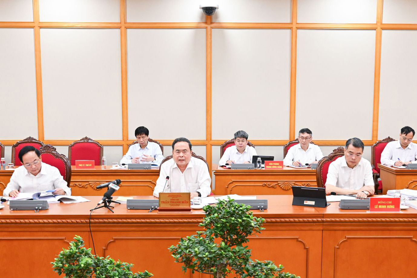 Các tổ công tác của Bộ Chính trị cho ý kiến về kiểm điểm sự lãnh đạo, đề án nhân sự 1 số tỉnh thành