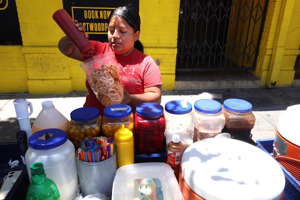 LOS ANGELES, CA - JULY 25, 2025 - - Obeth Hernandez prepares an order for a customer
