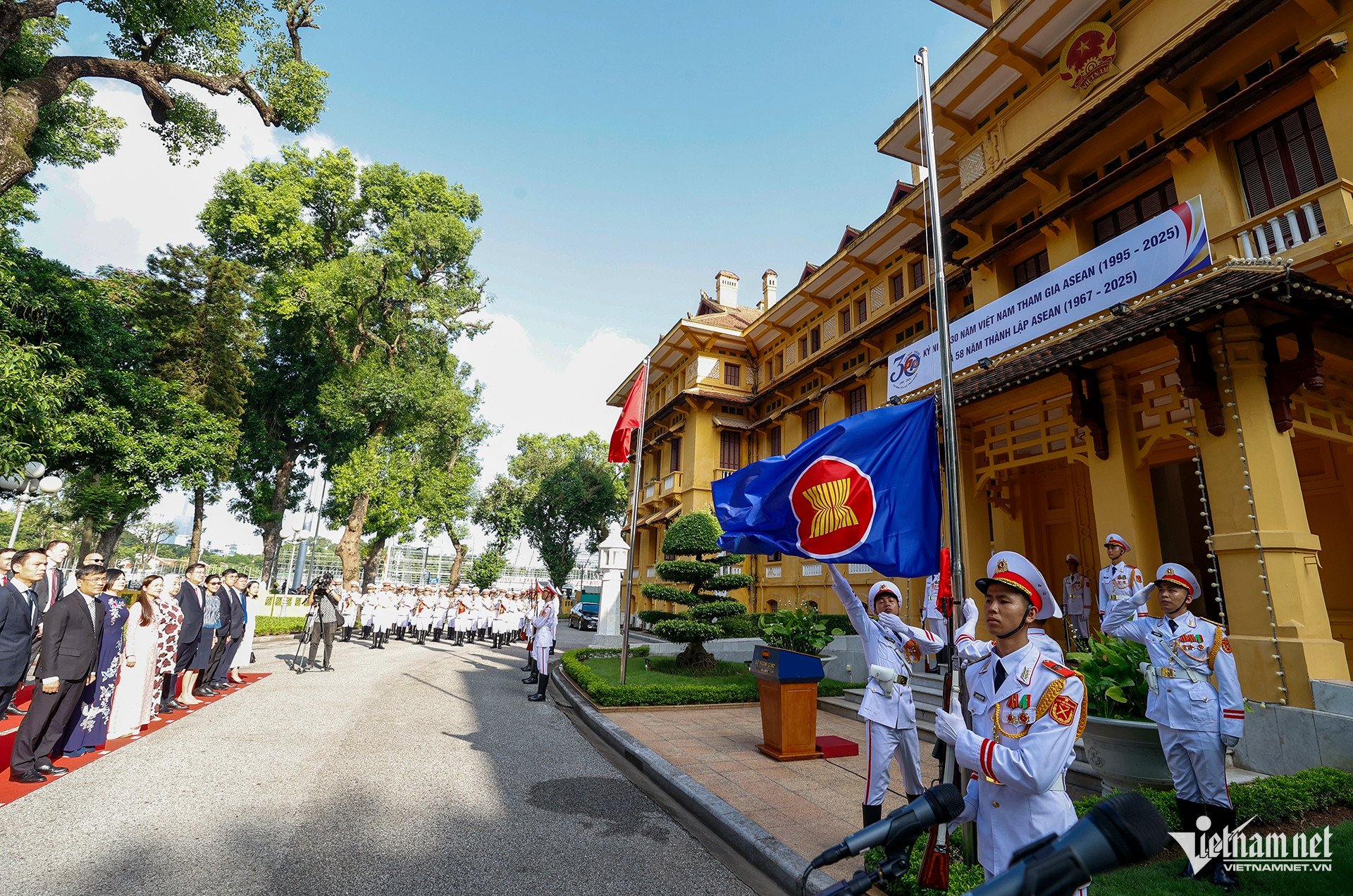 Lá cờ ASEAN tung bay tại trụ sở Bộ Ngoại giao trong ngày đặc biệt