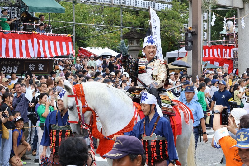 静岡・三島で「頼朝公旗揚げ行列」　頼朝役は俳優・金子貴俊さん