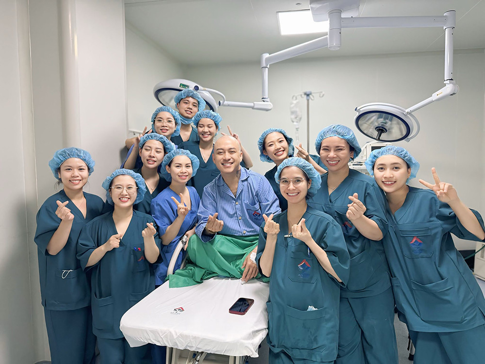 Ca sĩ Tuấn Hưng cười tươi sau ca phẫu thuật, thông báo tạm dừng ca hát