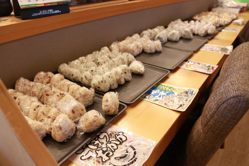 「子ども食堂まんぷく」で並べられたおにぎり＝東京都杉並区で2025年8月14日午後0時10分、山本萌撮影