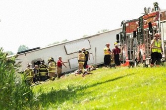 米東部バファローで観光バスが横転　5人死亡、負傷者多数