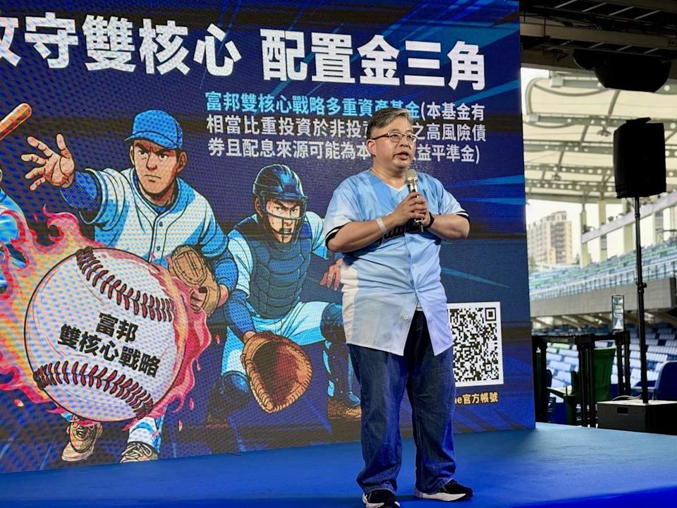 富邦投信今（28）日推出「富邦雙核心戰略多重資產基金」，宣布將於8月4日正式募集。圖為富邦投信董事長黃昭棠。 圖：黃偉柏／攝影
