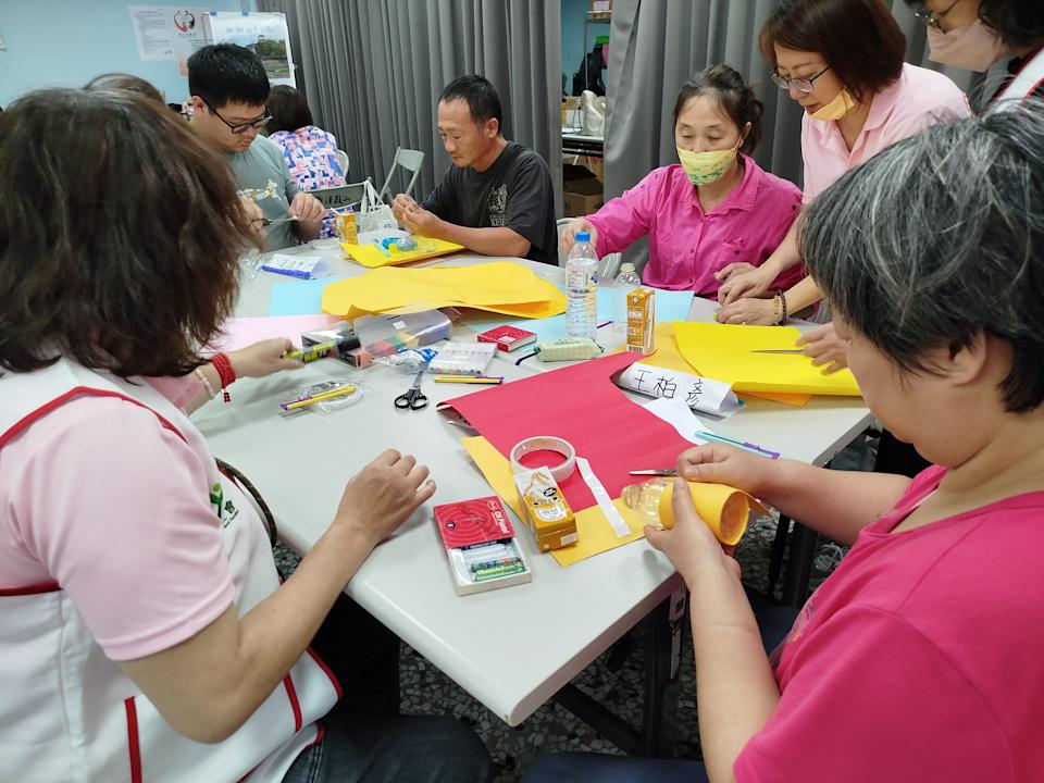 彰化家扶田展志工隊舉辦理財工作坊，邀請20戶家庭家長學習儲蓄技巧與防詐觀念，從小錢開始養成正確金錢習慣。（彰化家扶中心提供）