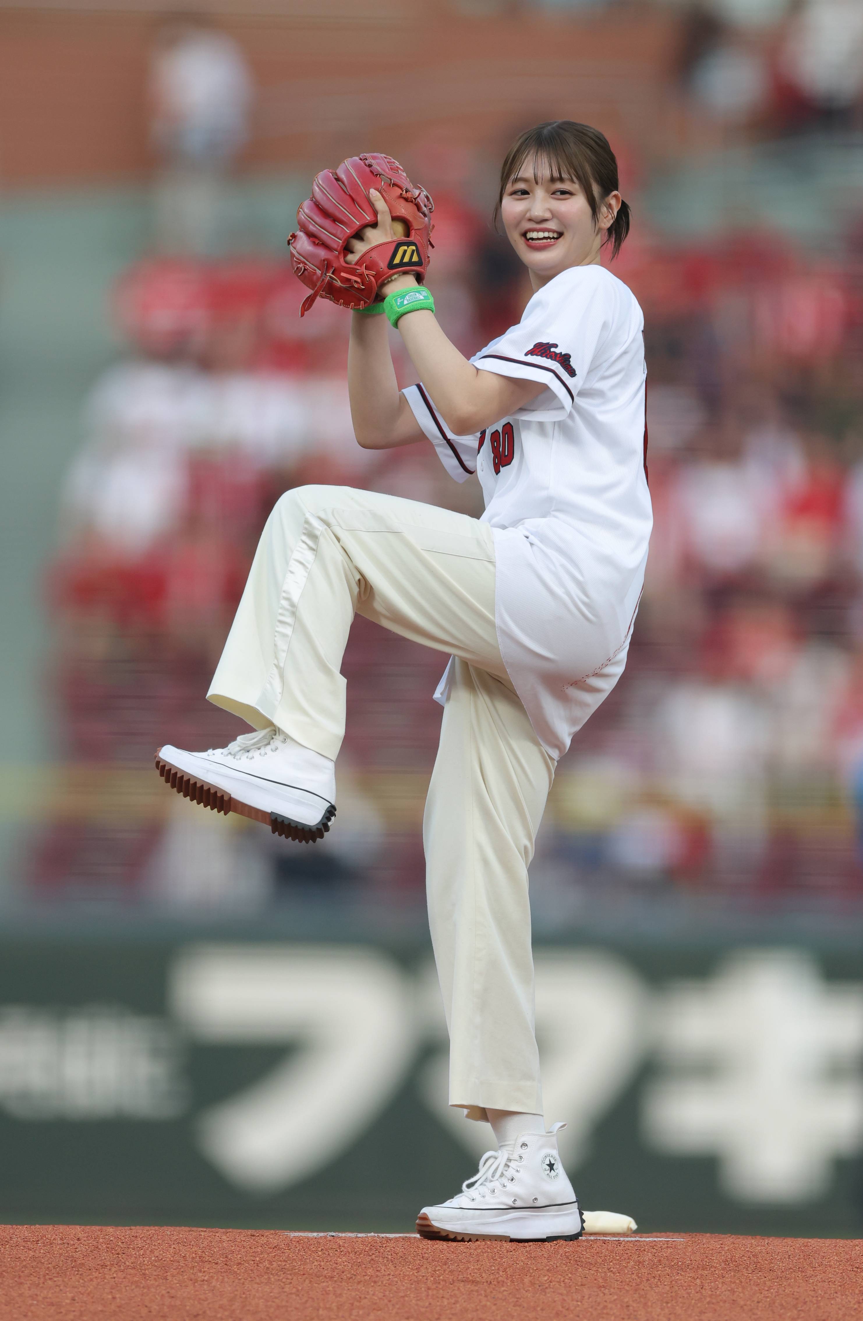 父は元プロ野球選手、広島出身20歳〝出川ガール〟背番号「80」に込めた想い…華麗な始球式に脚光「勝利の女神」「野球観戦できる日々に感謝じゃね」