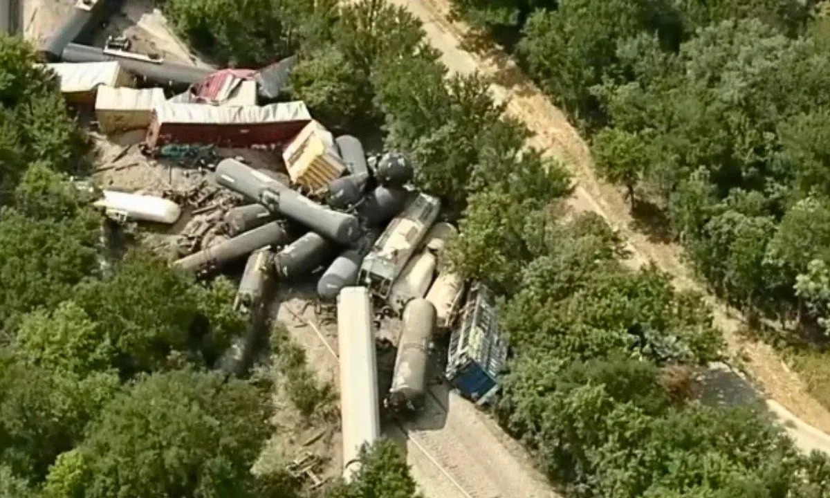 North Texas Union Pacific Scare: Nearly Three Dozen Cars Derail, Fires Flare But No Leaks