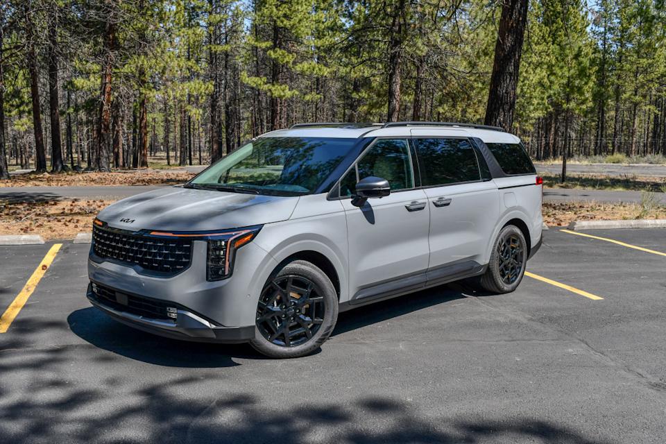 Should You Buy a 2025 Kia Carnival Instead of the 2026?