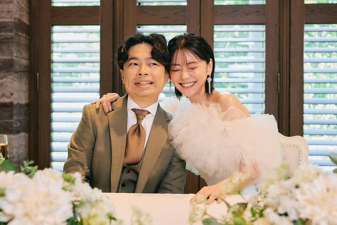 「そんなにくっつかれたら…」ドラマ共演から8年…37歳女優が年上俳優の隣でデレデレ…顔を寄せ合う〝ウエディング〟姿に反響「ベストカップル賞」ドラマオフショットが話題