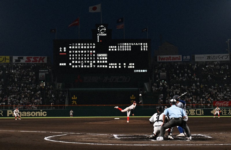 【小松大谷－創成館】ナイターとなった開幕試合＝阪神甲子園球場で2025年8月5日、西夏生撮影