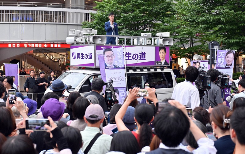 東京都議選の立候補予定者の応援に駆けつけた地域政党「再生の道」代表の石丸伸二氏＝東京都千代田区で2025年6月6日午後6時、平川義之撮影
