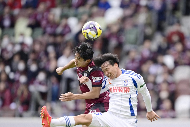 【神戸－新潟】後半、ヘディングで競り合う神戸の武藤嘉紀（左）と新潟の藤原奏哉＝国立競技場で2025年4月6日、藤井達也撮影