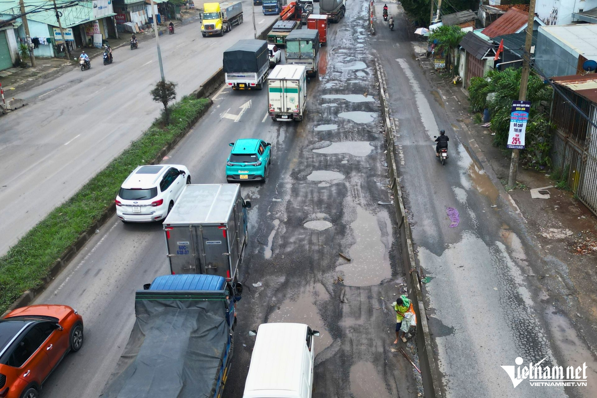 Ô tô chao đảo, tài xế run rẩy trên quốc lộ dày đặc ổ trâu, ô voi