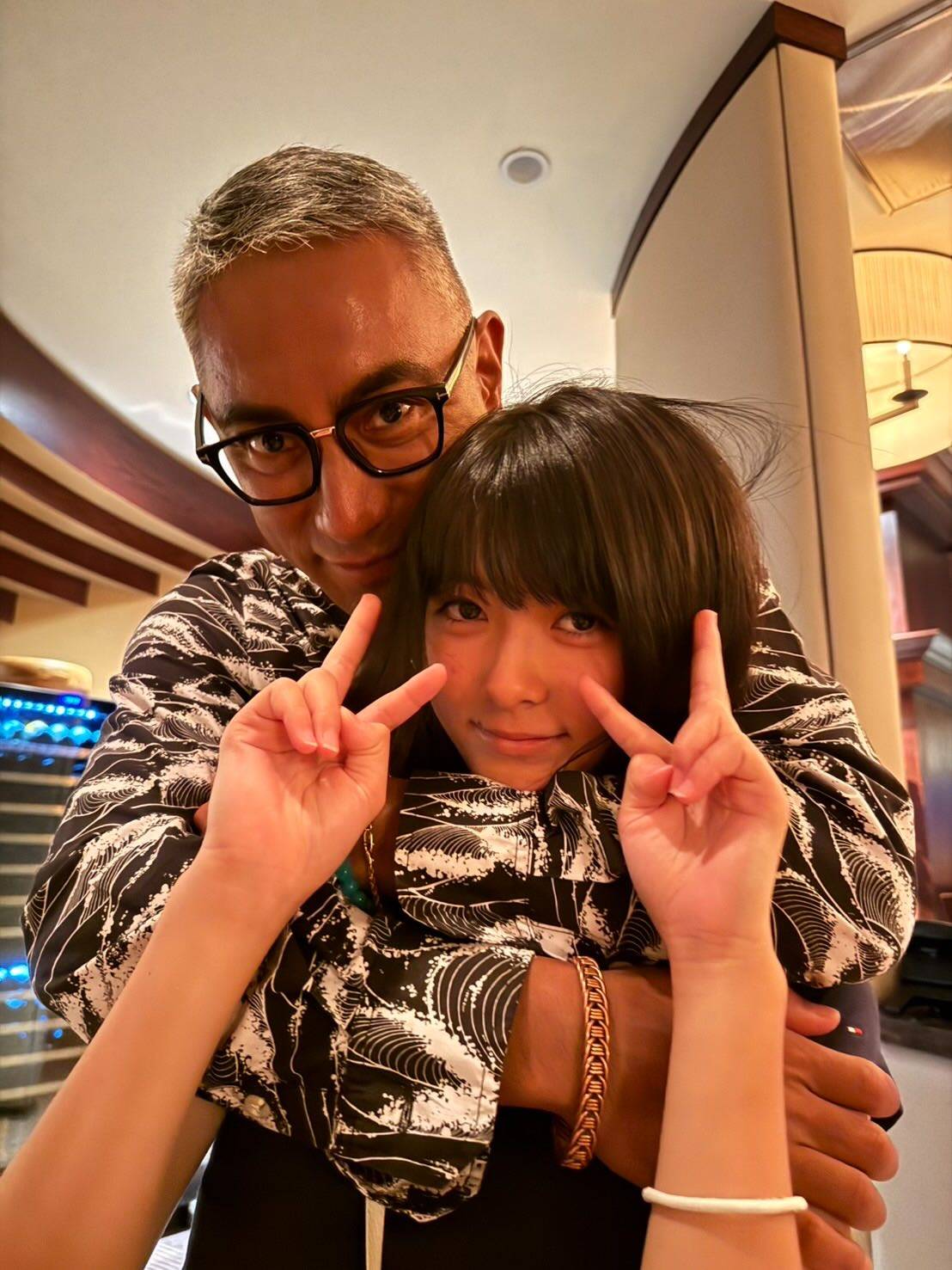 「わー素敵なカップル」「麻央ちゃんそっくり」市川團十郎が〝密着〟バックハグショットが話題に　ハワイの夜に…
