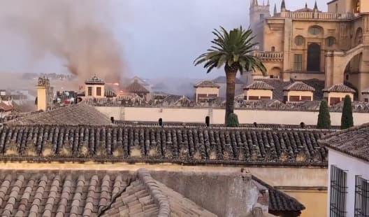 L'incendie à la mosquée-cathédrale de Cordoue dans le sud de l'Espagne désormais 