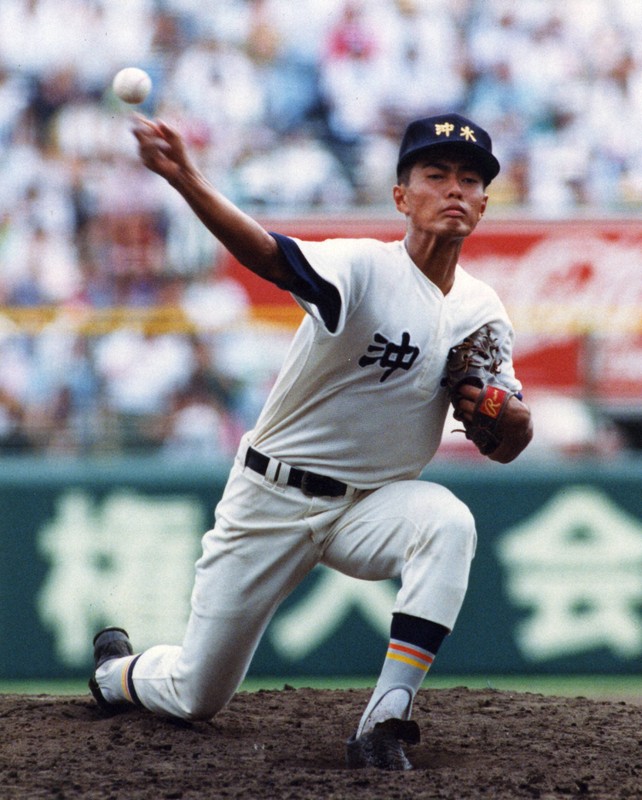夏の甲子園の決勝で、力を振りしぼって投げる沖縄水産の大野倫投手＝阪神甲子園球場で1991年8月21日撮影