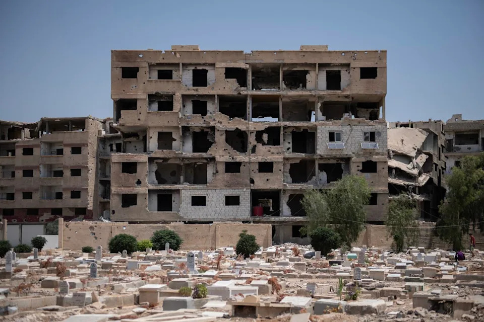 A photo showing another cemetery in Yarmouk Camp