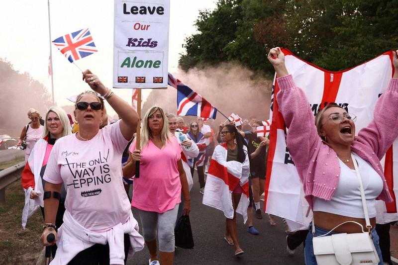 英国で「移民ホテル」への抗議デモ拡大　裁判所の退去命令で波紋も