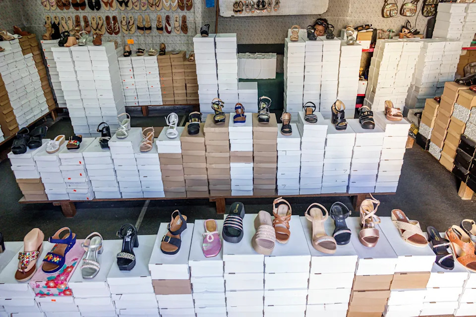 Tienda con zapatos y sandalias para mujer, en Mérida, México. (Foto: Jeffrey Greenberg/Universal Images Group vía Getty Images)