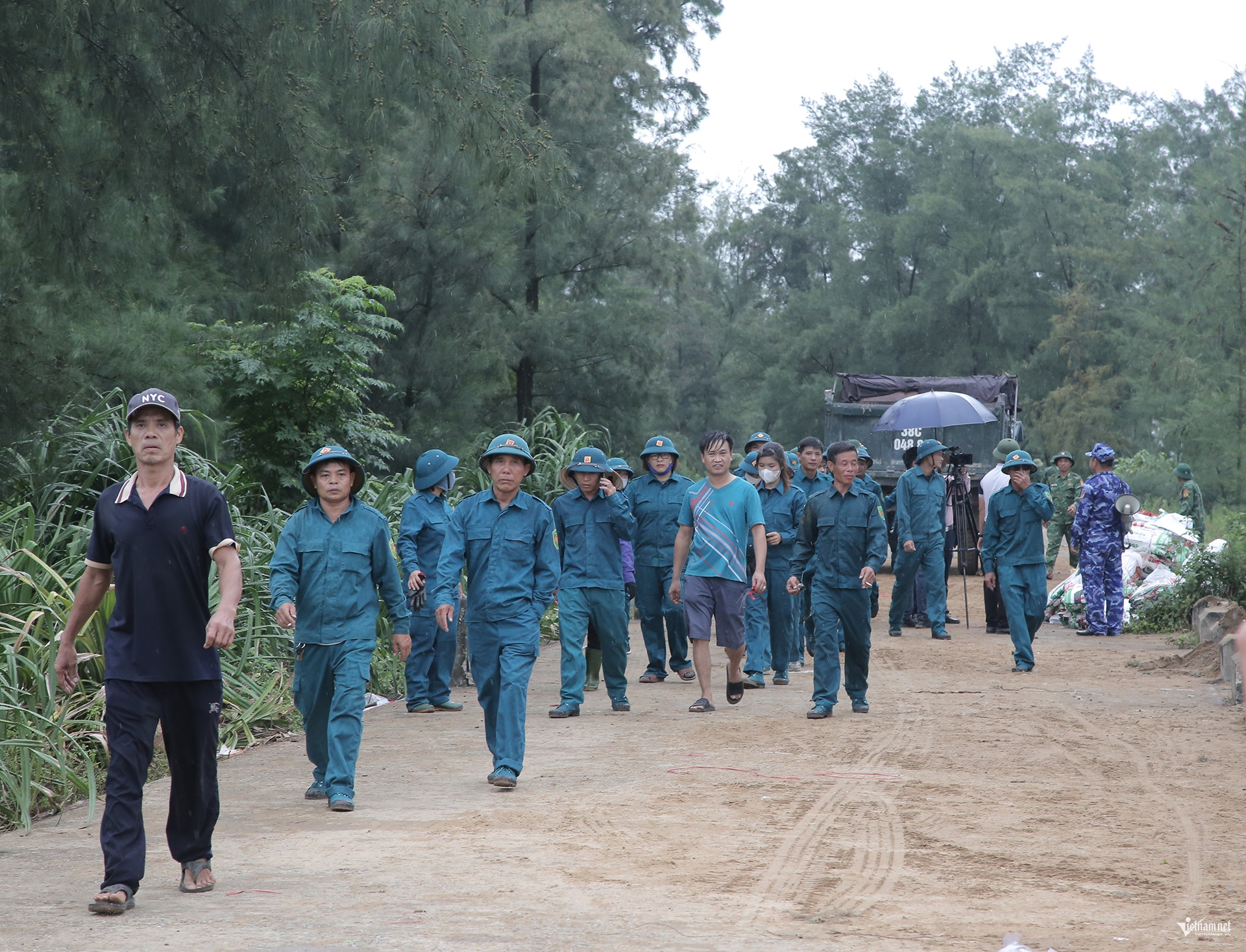 Hơn 400 người gia cố bờ đê sạt lở, Hà Tĩnh di dời dân để ứng phó bão số 5