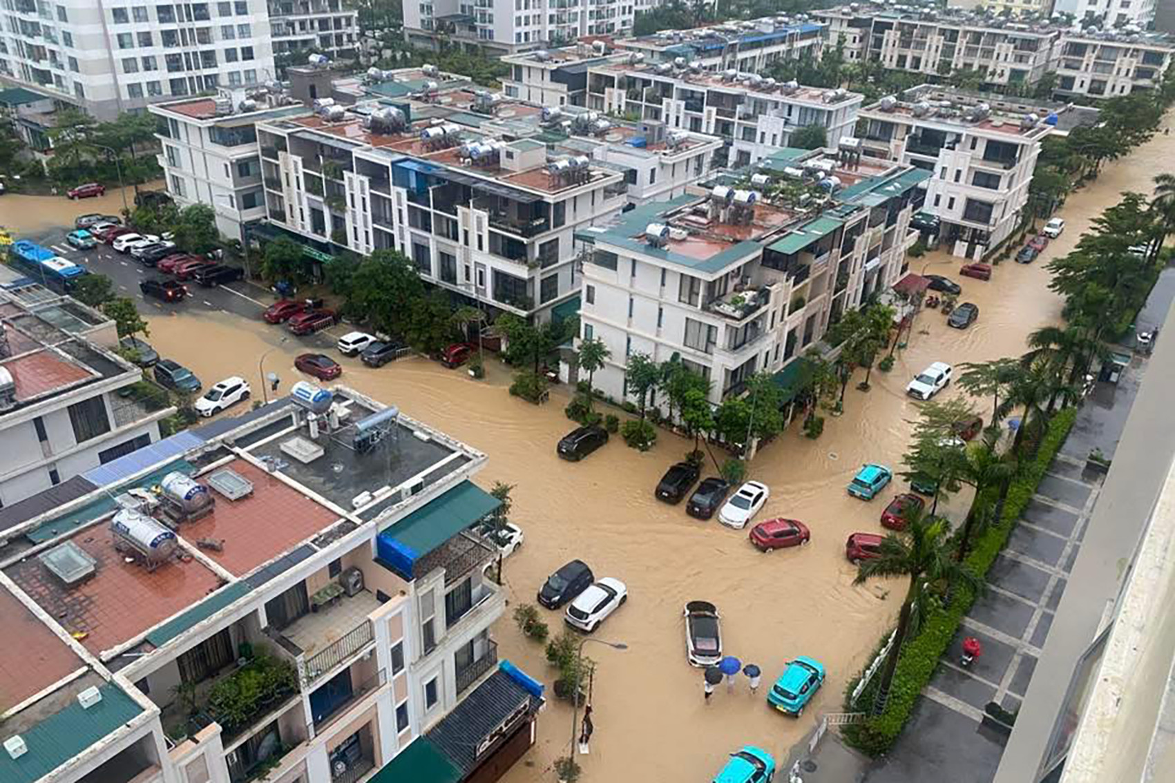 Nước bùn đục ngầu tràn xuống khu đô thị, người dân thốt lên 'lần đầu thấy cảnh này'