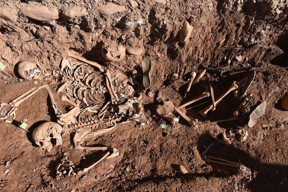 Restos humanos en las fosas comunes de Belchite.