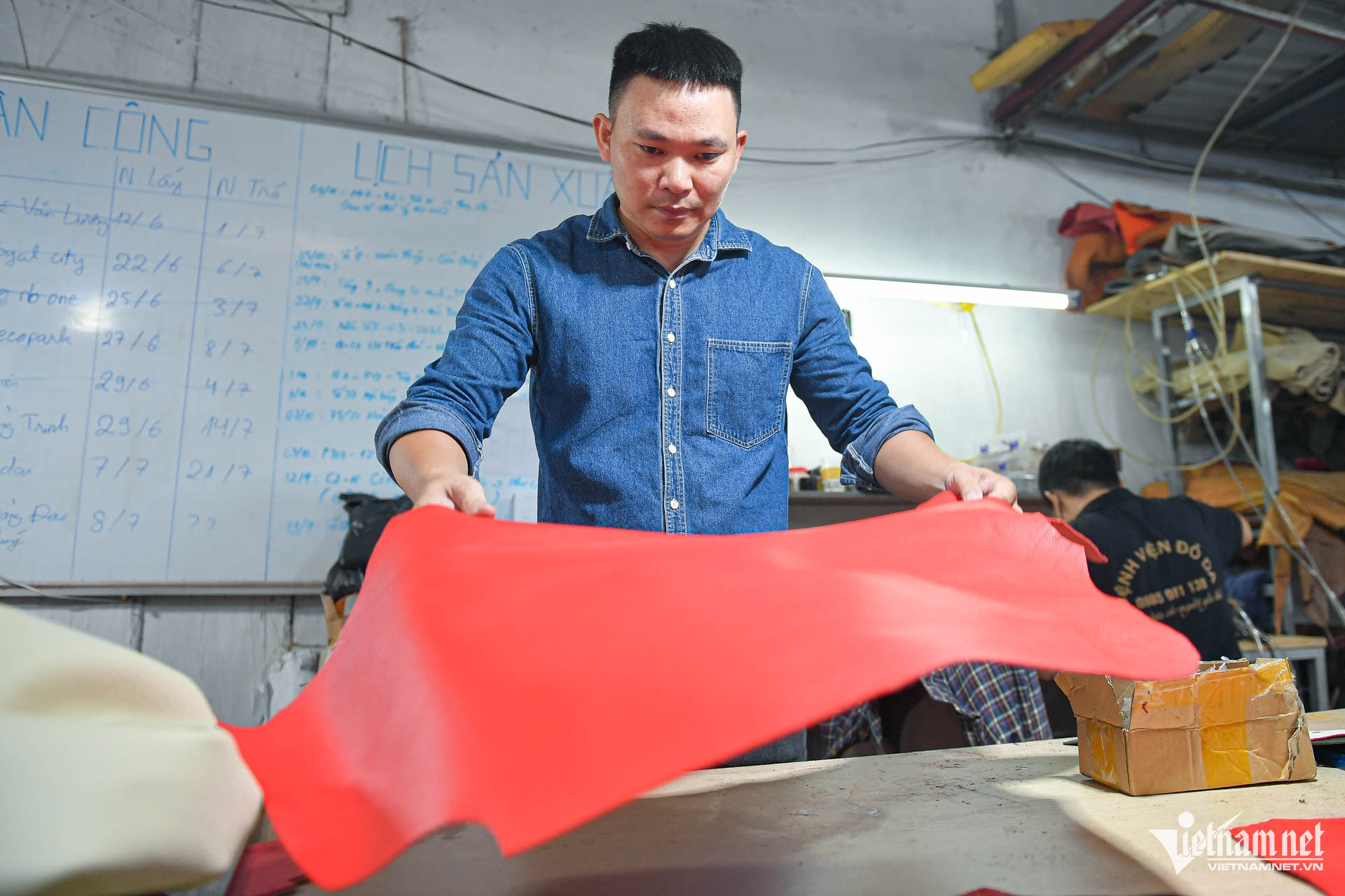 Cậu bé Hà Nội đánh giày để có tiền đi học, giờ là giám đốc 'bệnh viện đặc biệt'