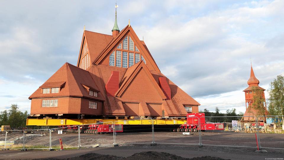 Alzan completa una iglesia centenaria en Suecia para mudarla de sitio