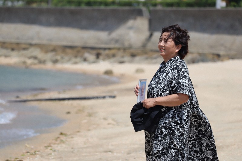 母嘉子さんが幼少期に過ごした似島を訪れた加口敦子さん=広島市南区似島町で2025年8月5日午後1時28分、木谷郁佳撮影