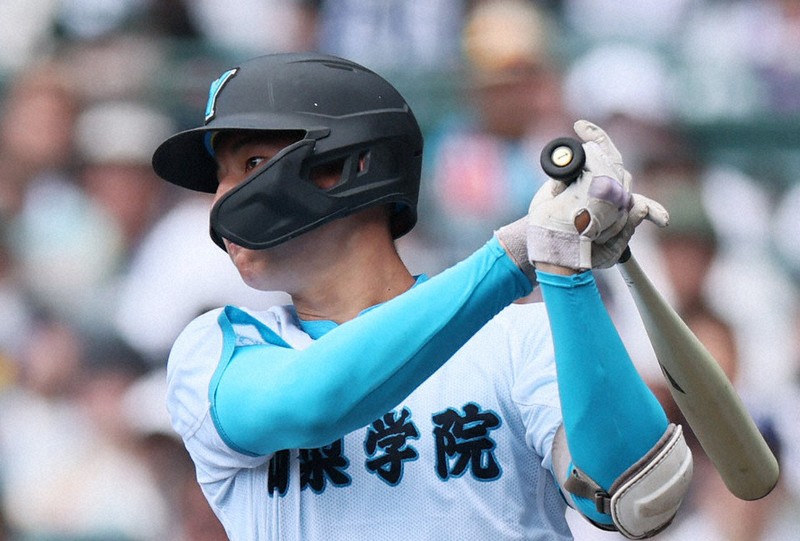 3回戦の岡山学芸館戦で適時打を放つ山梨学院の菰田陽生選手＝阪神甲子園球場で2025年8月16日、長澤凜太郎撮影