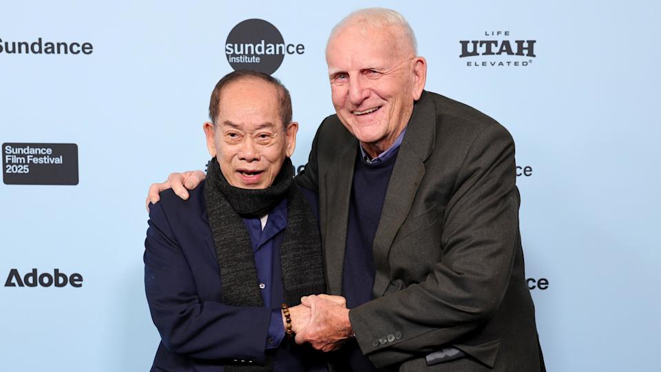 Nguyen Thanh Nghe y Carl Robinson en el estreno del documental
