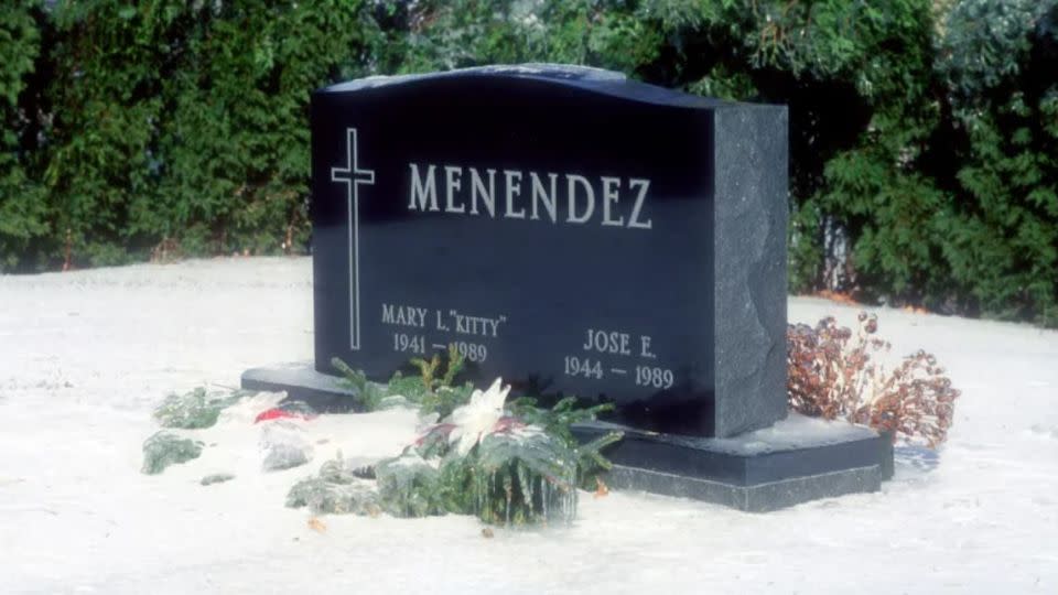 La nieve cubre la tumba de José y Kitty Menéndez el 10 de enero de 1994 en Princeton, Nueva Jersey. - Yvonne Hemsey/Getty Images
