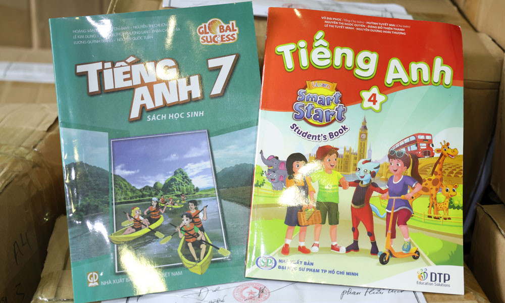 Khám xét khẩn cấp 8 địa điểm, triệu tập 12 người trong đường dây sản xuất 185 nghìn cuốn sách giả
