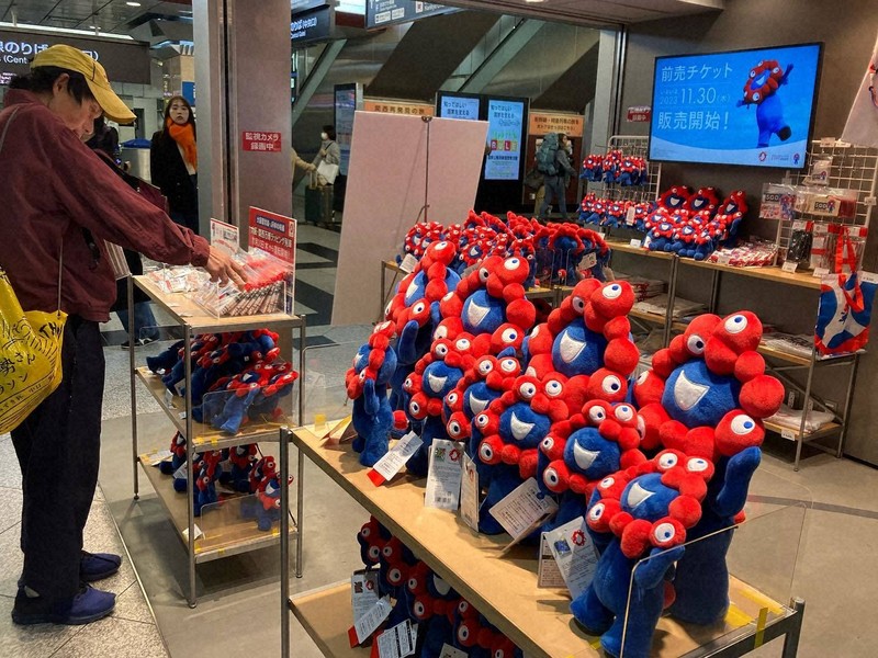 JR大阪駅構内で販売されている大阪・関西万博の公式キャラクター「ミャクミャク」のぬいぐるみ＝大阪市北区で2023年12月4日、佐藤賢二郎撮影