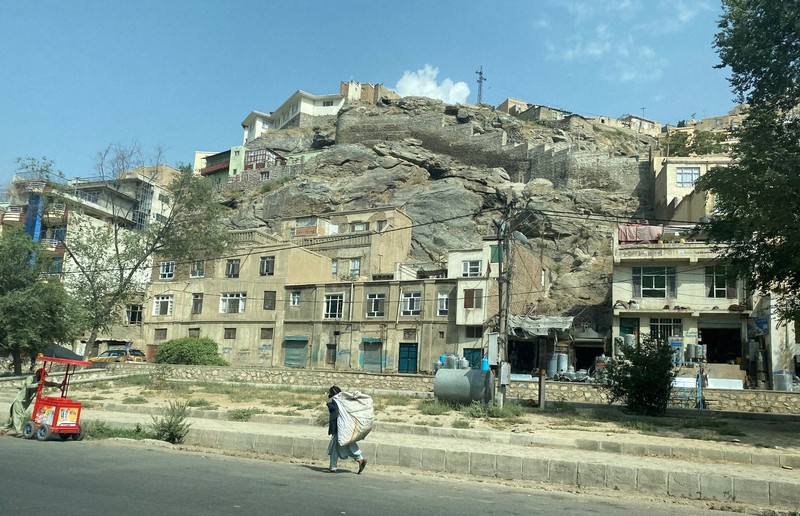 斜面に民家が並ぶアフガニスタンの首都カブール郊外＝2023年7月23日午前8時59分、川上珠実撮影