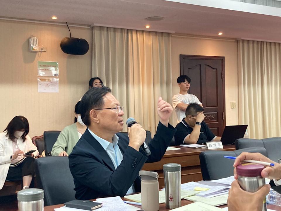 法案又卡關，張啓楷批評主管機關數位發展部一再以澳洲、加拿大遭遇Meta抵制為藉口拖延法案推進。(圖／張啓楷國會辦公室)