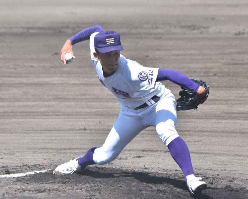 今夏、背番号1で臨む天理の松村晃大投手＝奈良県橿原市のさとやくスタジアムで2025年7月28日、吉川雄飛撮影