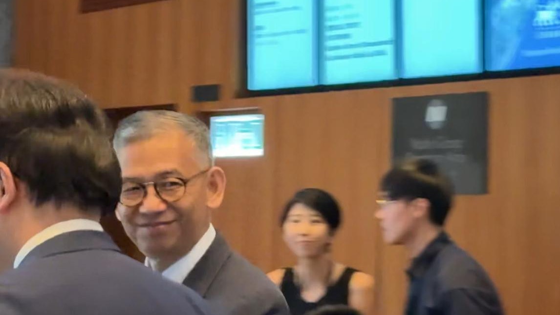 政府飲用水風波｜廉政專員胡英明被問會否調查事件　報以微笑回應