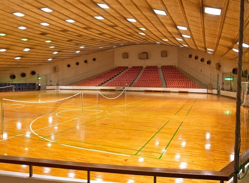 旧香川県立体育館（船の体育館）の内部。湾曲した屋根の下に大空間が実現されている＝「旧香川県立体育館再生委員会」提供