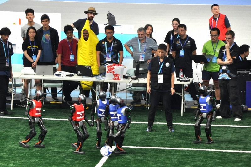 サッカーでボールを取り合う人型ロボットたち＝北京市で2025年8月15日、畠山哲郎撮影