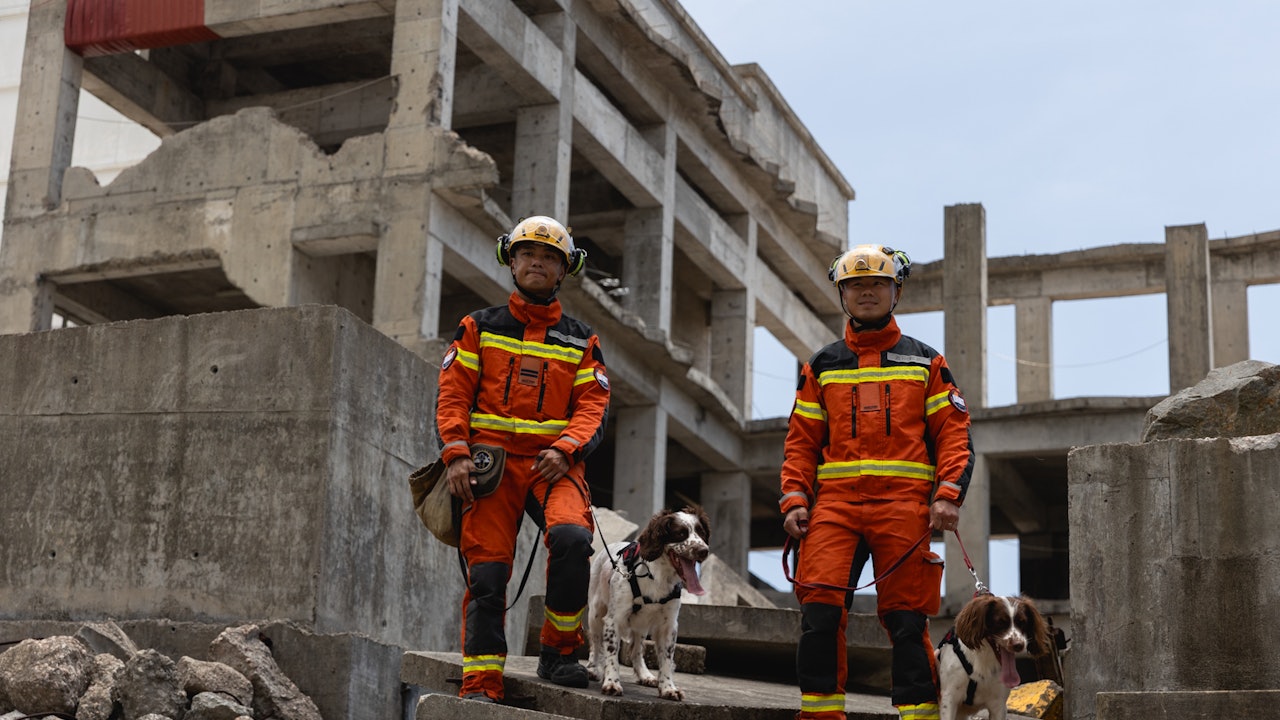 消防處搜救犬緬甸地震克劣境圓任務　人犬合一：互望就知開始做嘢