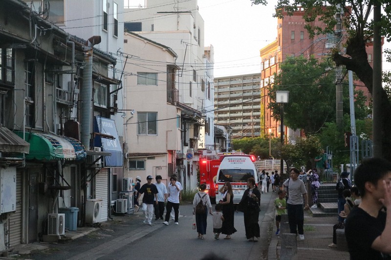 救急車や消防車が出動し、騒然とした大牟田市中心部＝福岡県大牟田市で2025年7月27日午後7時半ごろ、降旗英峰撮影