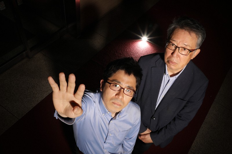 松本准平監督(左)と鍋島壽夫プロデューサー=東京都千代田区で2025年4月15日、後藤由耶撮影